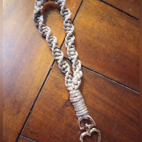 Handmade macrame key chain - Picture 5 of 5